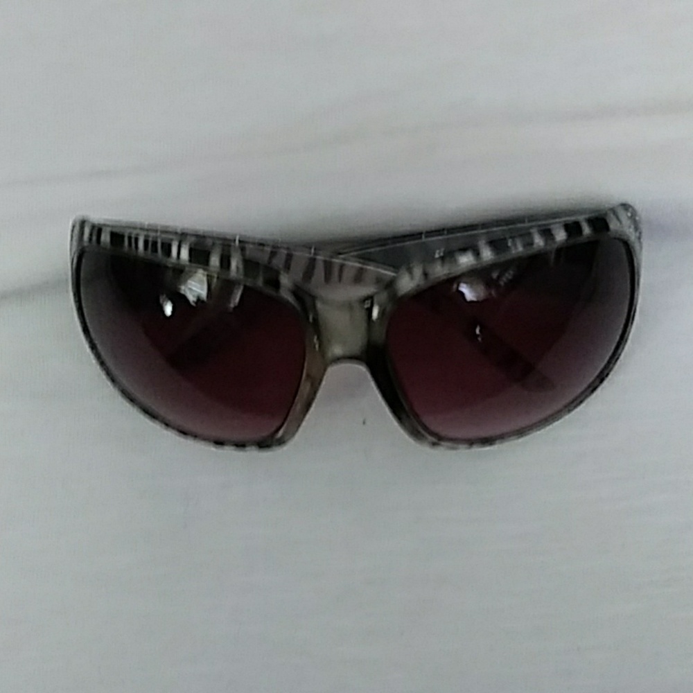 💜Zebra style sunglasses w/ black lenses.